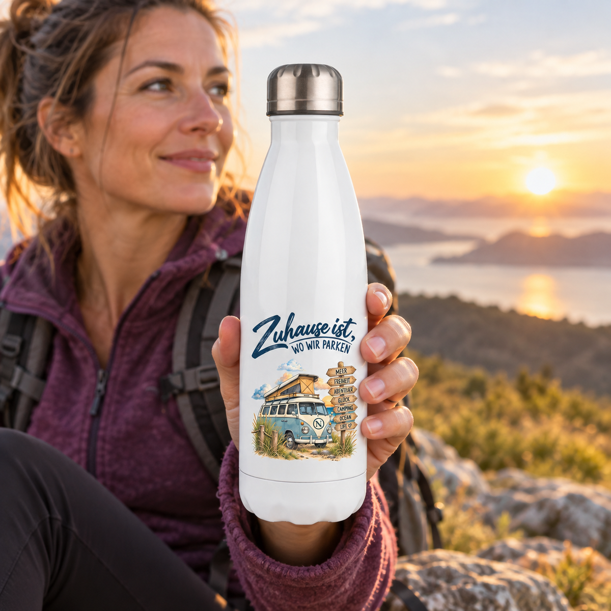 Weiße Vanlife Thermoflasche 500 ml mit Campermotiv bei einer Wanderpause